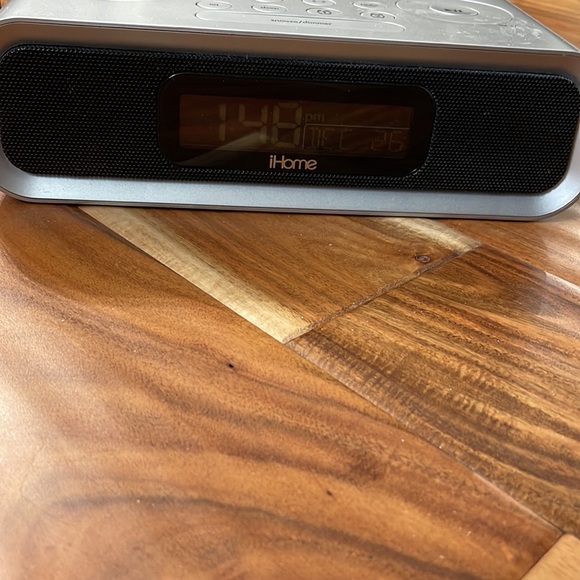 iHome Alarm Clock - Picture 4 of 4